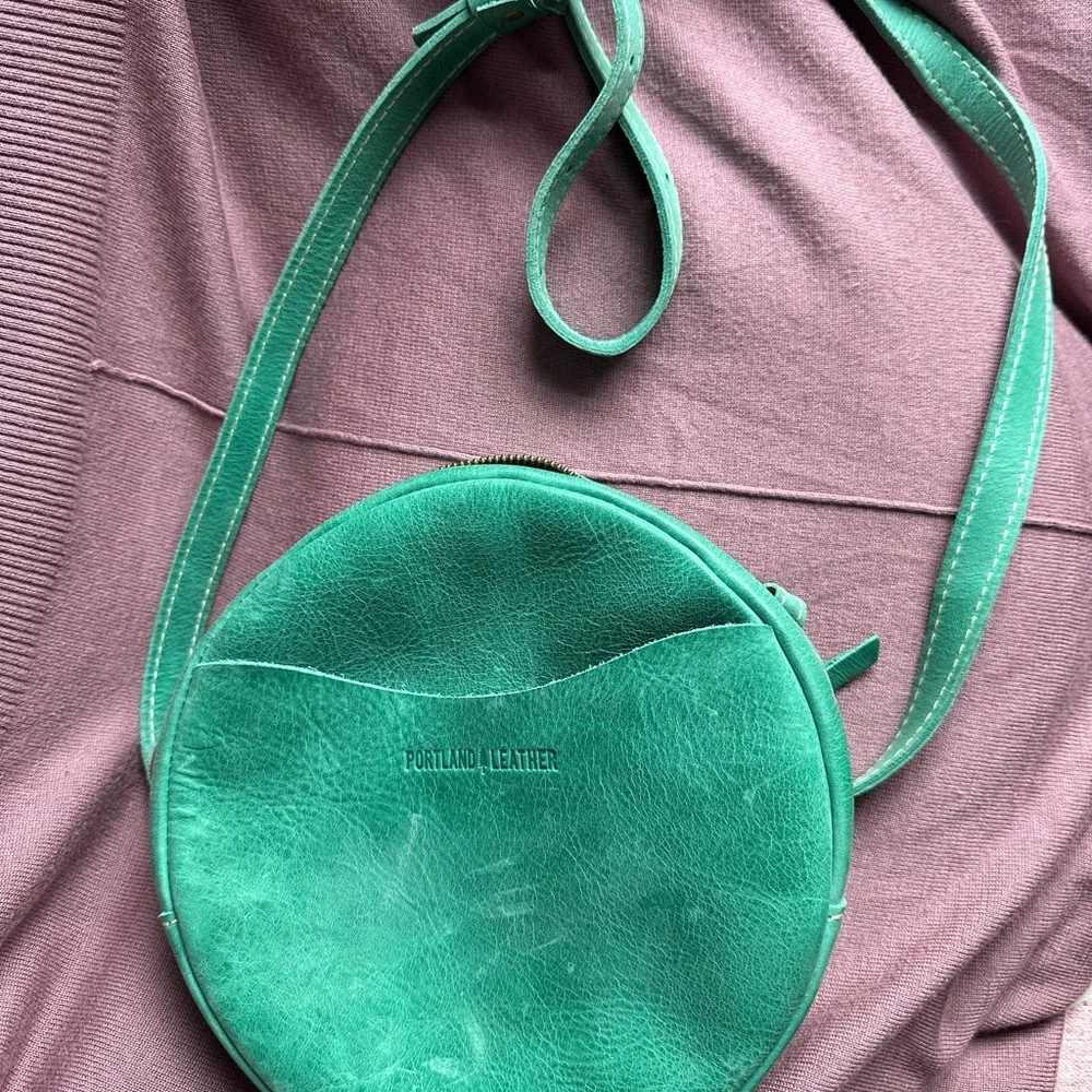 Portland Leather Goods PLG Large Circle Crossbody Bag in Surf Green Teal Blue - Picture 3 of 8
